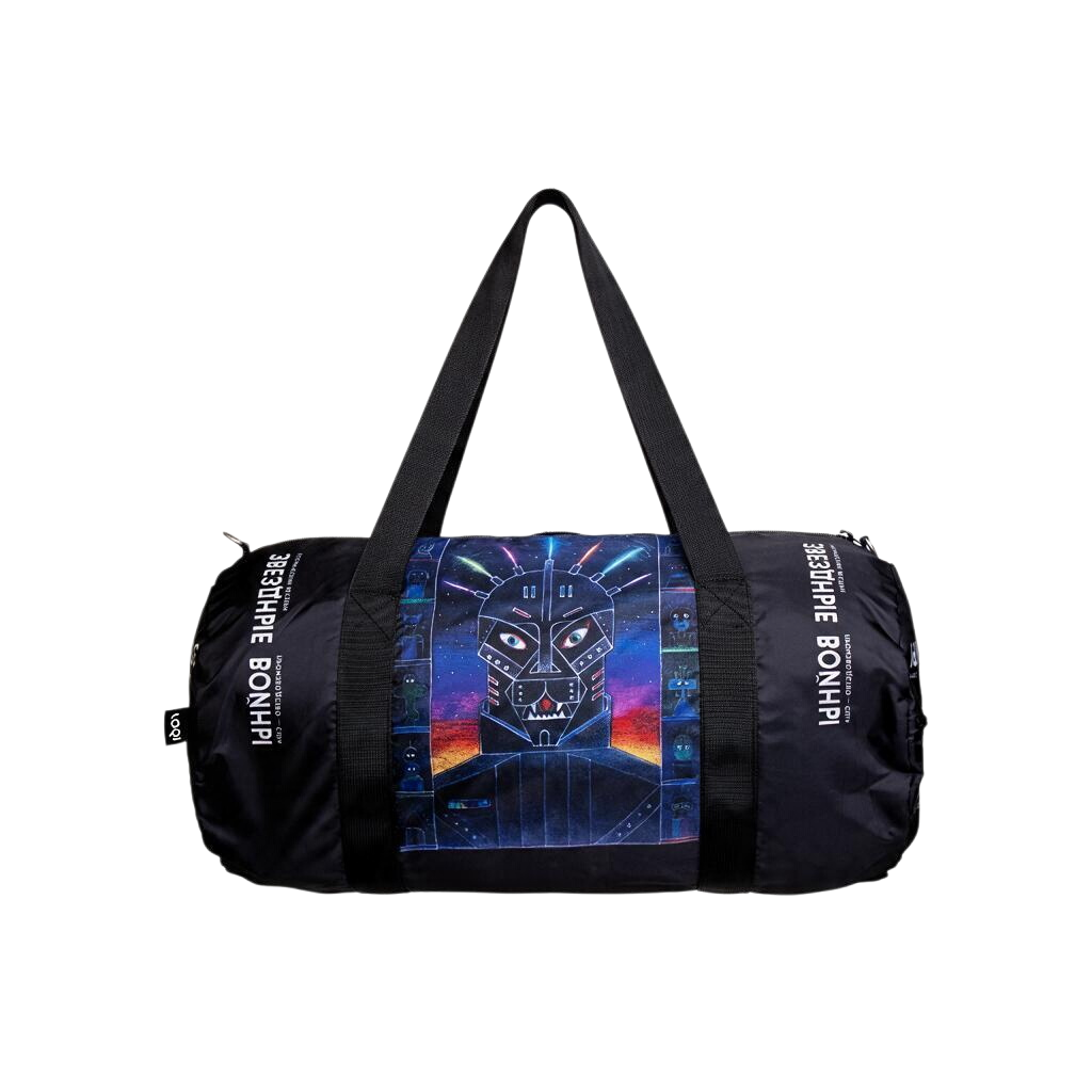 Recycled LOQI weekender bag featuring a Russian-language Star Wars poster, artist unknown. Made from water-resistant 100% recycled taffeta. Measures 25 × 50 × 25 cm with carry handles, an outside zip pocket and an adjustable removable shoulder strap.